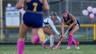 Jaysie Kinnamon fights for the ball with Ava Sanders, Oct 2026.